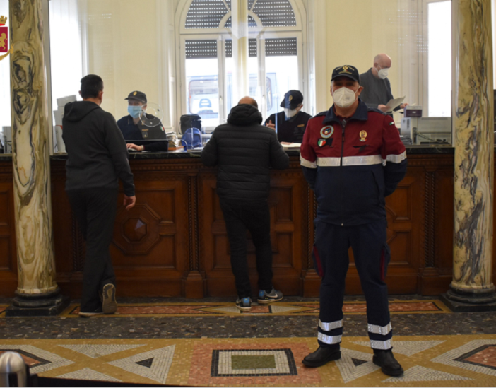 Gli ex poliziotti tornano in servizio al commissariato di Busto