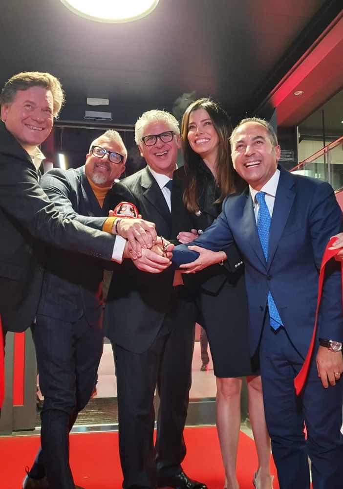 Il taglio del nastro della nuova concessionaria Busto Motor Company Nissan. Nella galleria, l'evento di lancio di giovedì 18 novembre