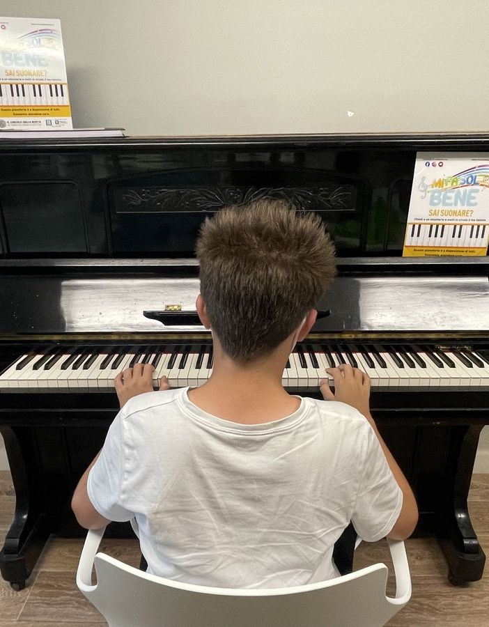 “MI-FA-SOL Bene”: un arcobaleno invita a suonare il pianoforte all'ospedale Del Ponte