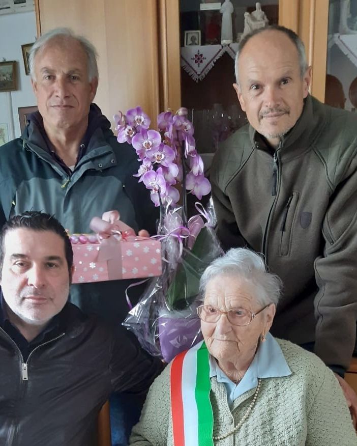 Regina Riva festeggiata dal sindaco e dall'amministrazione comunale per i suoi 103 anni