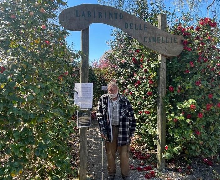 FOTO. La magia del &quot;labirinto&quot; delle camelie di Laveno creato dal florovivaista Enrico Gasparini: «I fiori avvicinano l'uomo e la natura»