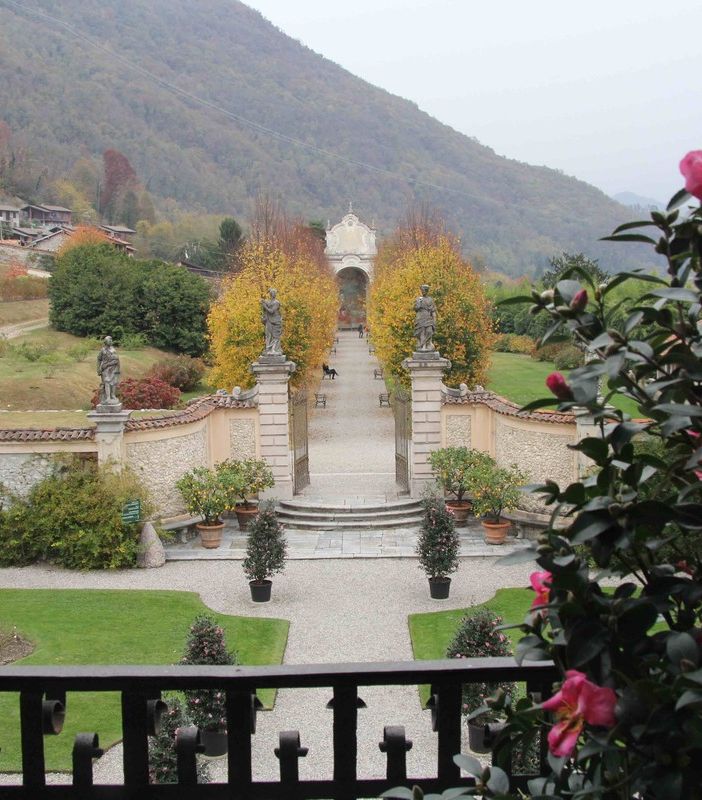 Una giornata delle camelie autunnale tra stand, giardini, tè, mostre e un bicchiere in cantina a Villa Della Porta Bozzolo