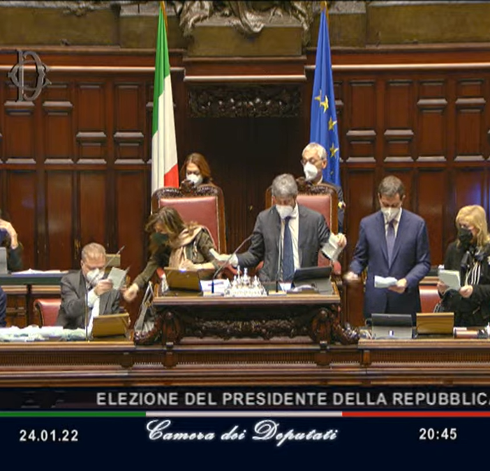 Quirinale, una valanga di schede bianche. Voti per Bossi, Giorgetti, Cartabia e Fagioli