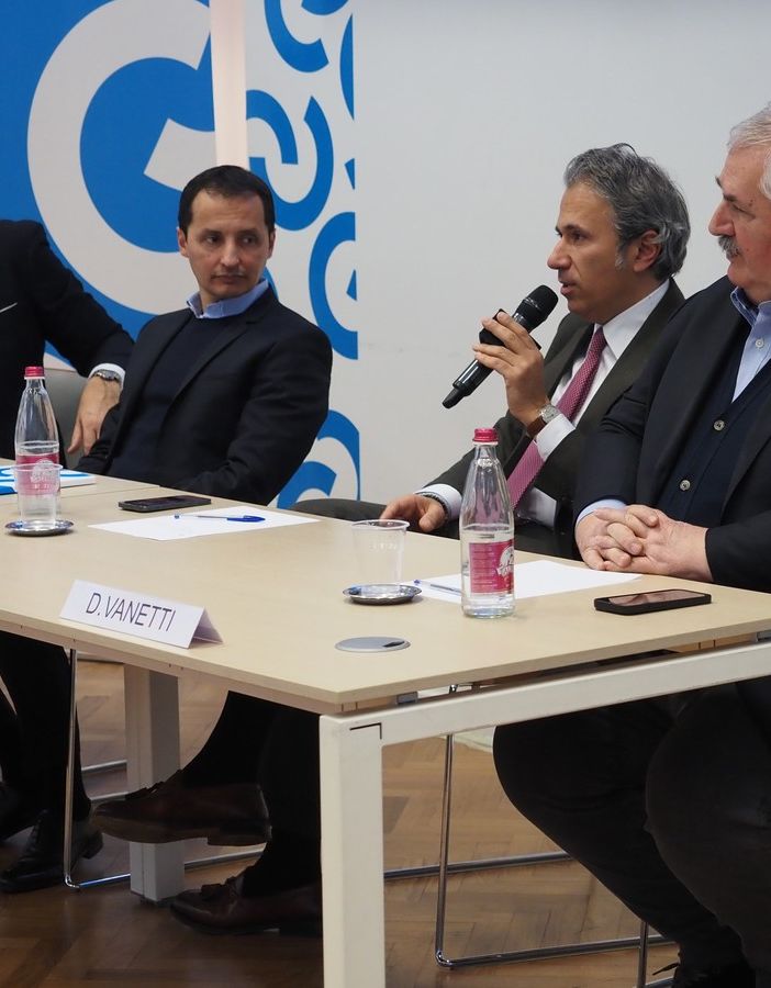 Un momento della conferenza stampa in cui la Camera di Commercio di Varese, presieduta da Mauro Vitiello, ha presentato il consueto report annuale dedicato al comparto immobiliare del territorio