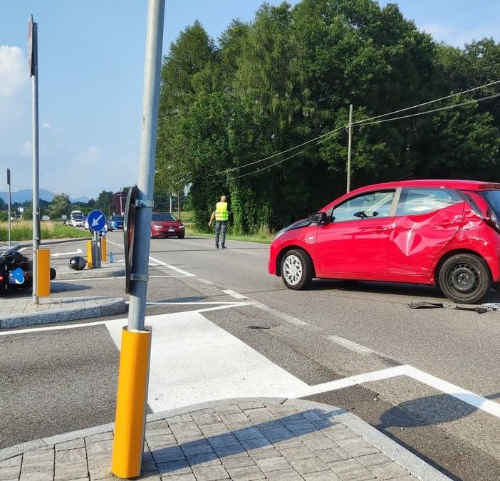Schianto auto moto sulla provinciale a Cantello, un ferito trasportato in ospedale con l'elisoccorso