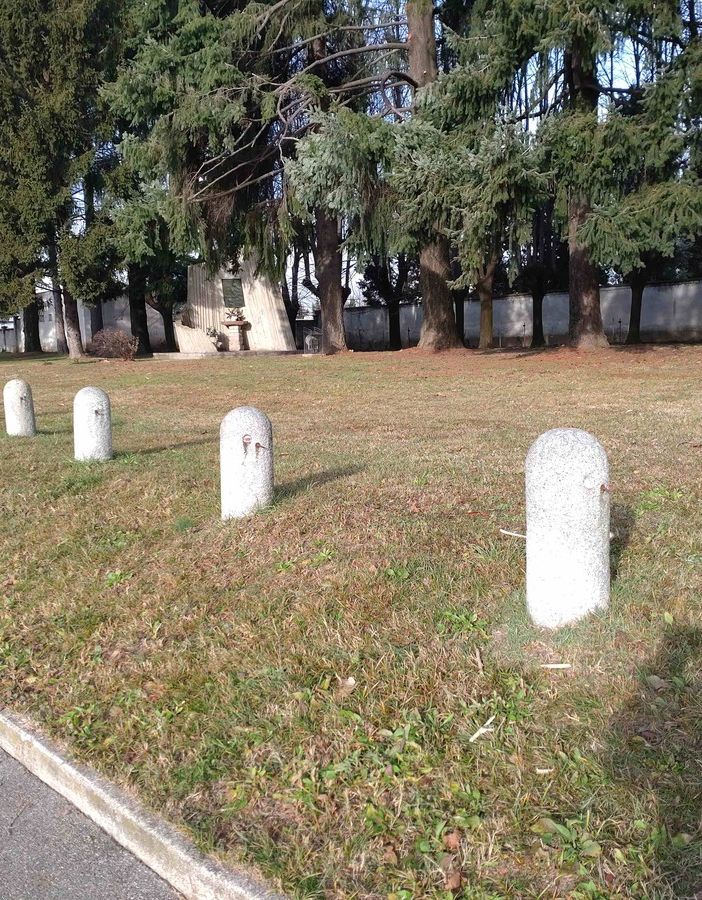 I ladri oltraggiano la memoria dei Caduti al cimitero di Cardano al Campo