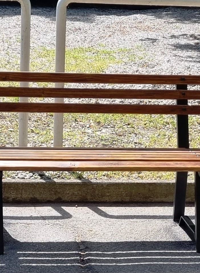 La panchina di via San Giorgio a Casorate Sempione presa di mira dai vandali