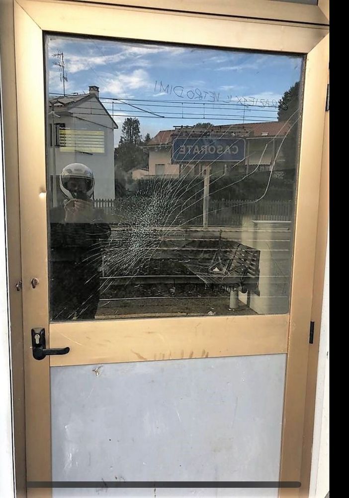 La porta della sala d'aspetto della stazione di Casorate Sempione danneggiata dai vandali (foto dalla pagina Facebook Casorate Sempione: il paese che vorrei)