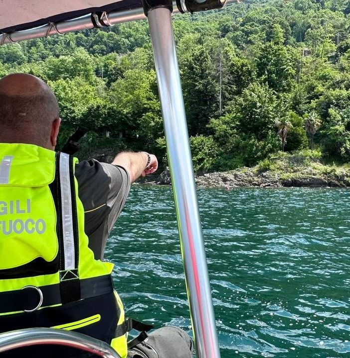 VIDEO E FOTO. Recuperato dai sommozzatori il cadavere rinvenuto nel pomeriggio sul fondo del lago Maggiore a Castelveccana