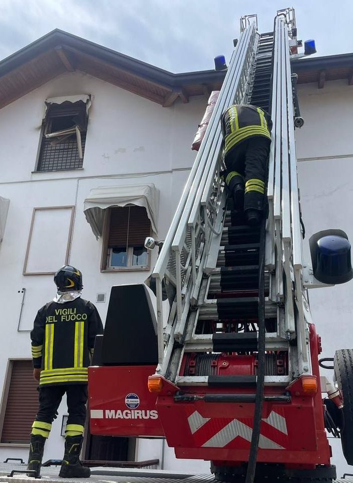 In fiamme una mansarda a Castiglione Olona, nessun ferito ma abitazione inagibile