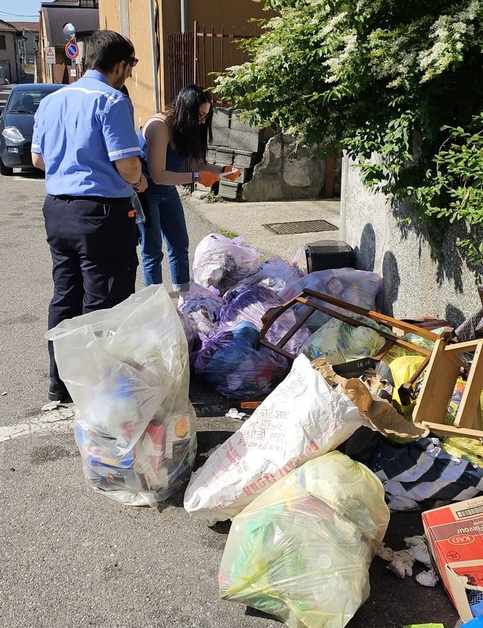 I rifiuti abbandonati a Cavaria con Premezzo nella zona di via IV Novembre e del piazzale della stazione