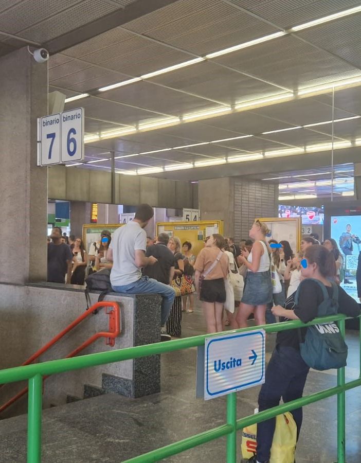 Tragedia alla stazione di Cesate: donna muore travolta da un treno, circolazione sospesa sulla Milano-Saronno