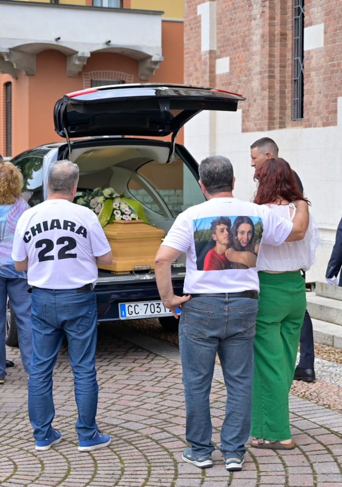 La famiglia di Chiara davanti alla chiesa di Sant'Agostino prima del funerale a Valle Olona (foto Alessandro Galbiati)