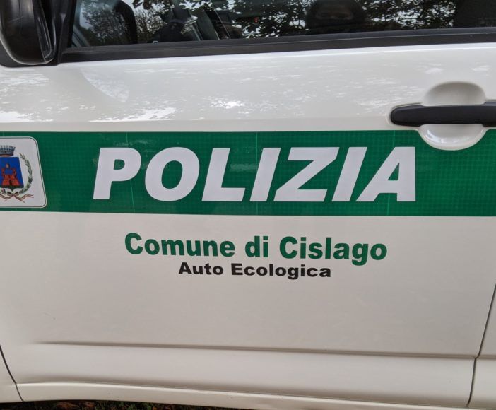 Occupano la casa di un’anziana ricoverata in ospedale: la polizia locale scopre anche droga e armi