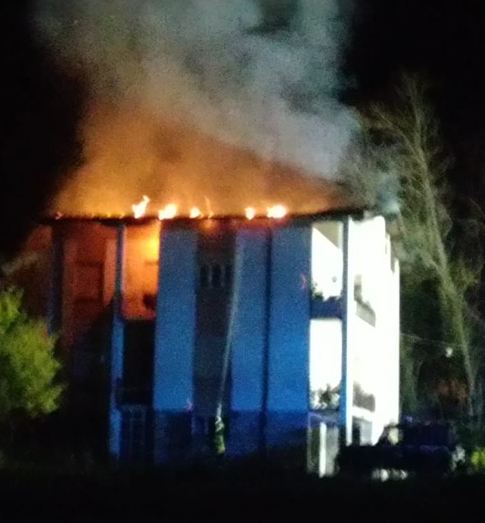 Incendio nella notte in un'abitazione di Cittiglio: evacuate due famiglie, salvate da un vicino di casa