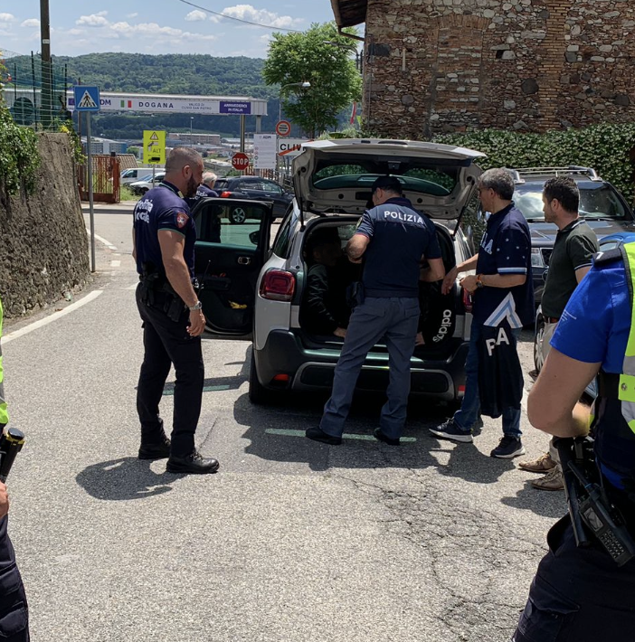 Fermati al valico di Clivio, diretti in Svizzera, 15 migranti curdi stipati nei portabagagli di due auto