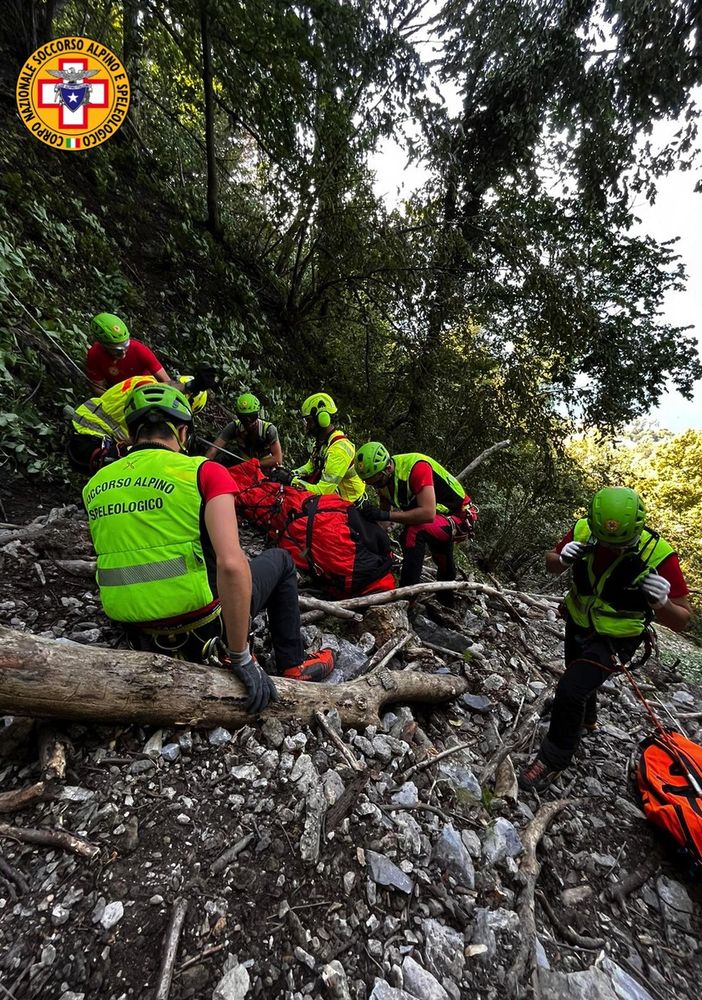 Escursionista cade nei boschi di Castelveccana: per recuperarlo in azione Soccorso alpino ed elicottero