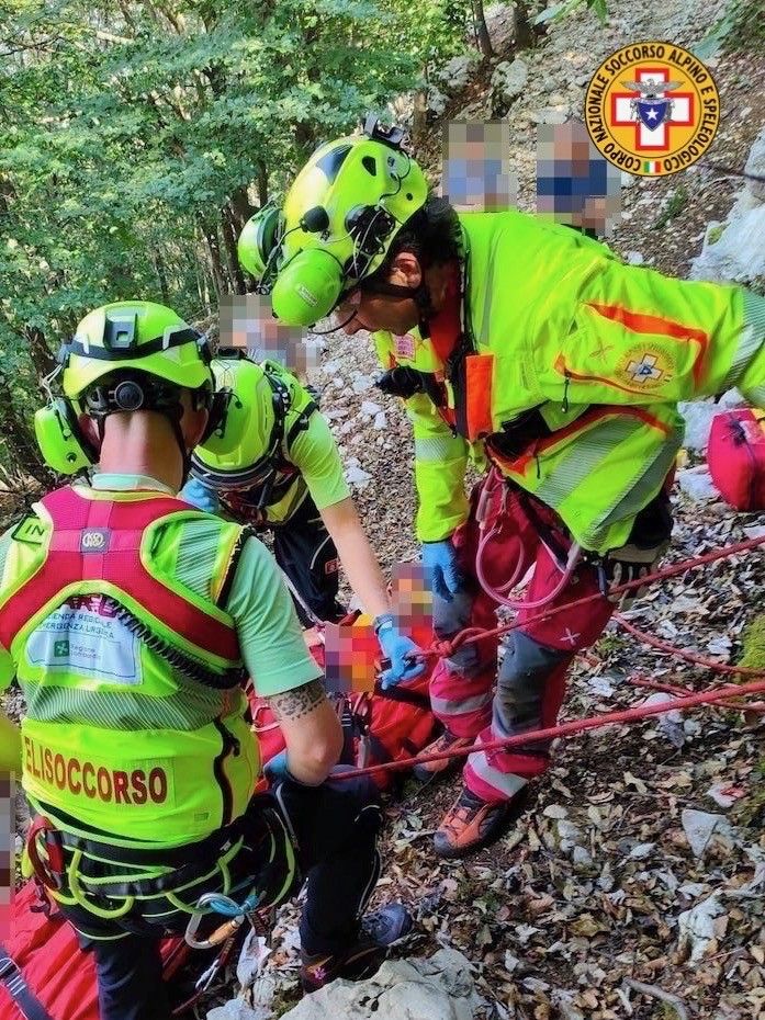 Escursionista cade tra le rocce nella zona del Monte Ganna: soccorso alpino ed elicottero in azione