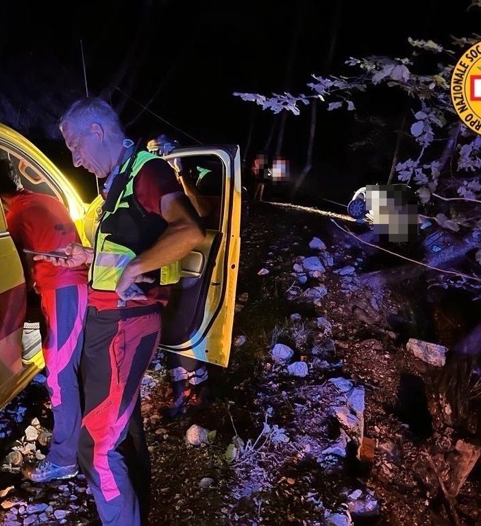Auto in una scarpata a Casalzuigno, interviene il Soccorso Alpino