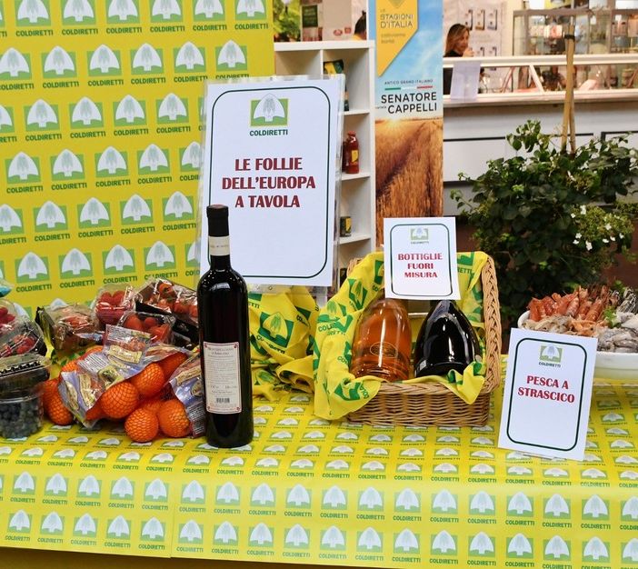 Le &quot;follie&quot; nel piatto della Ue, dalle larve ai grilli al semaforo. La denuncia di Coldiretti: «Così si escludono dalla dieta gli alimenti sani»