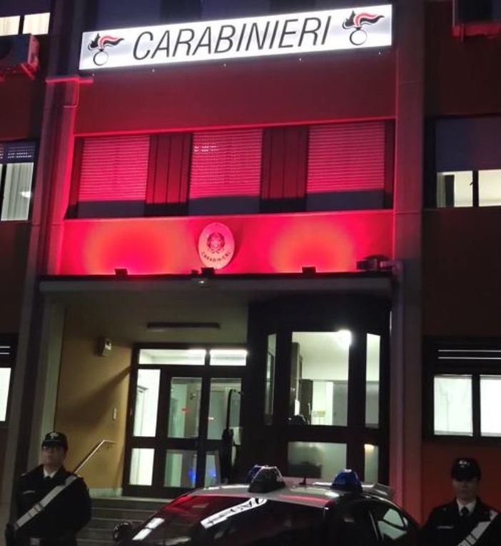 La caserma dei Carabinieri di Varese si illumina di arancione, il colore della lotta contro la violenza sulle donne