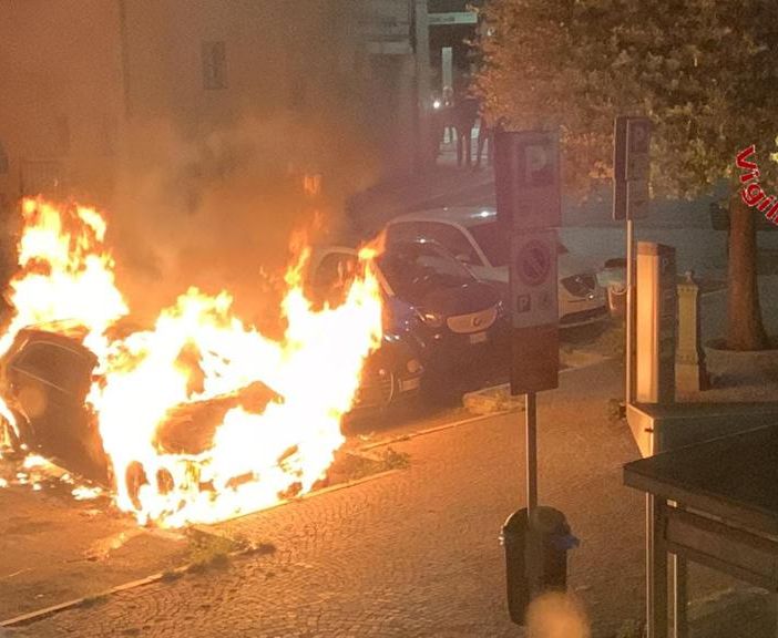 FOTO. Paura nella notte a Como: bruciate due auto parcheggiate