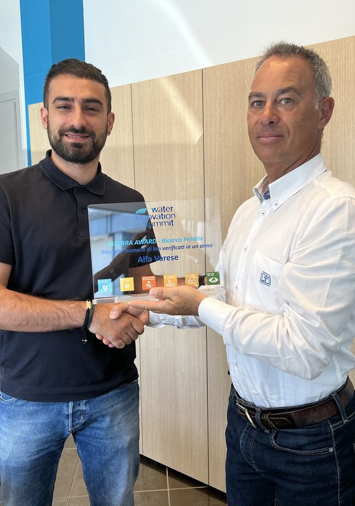 Nelle foto: Andrea Righi, Responsabile commerciale di 2F Water Venture, consegna il premio a Pietro Galante, Responsabile Conduzione Acque Potabili di Alfa Srl