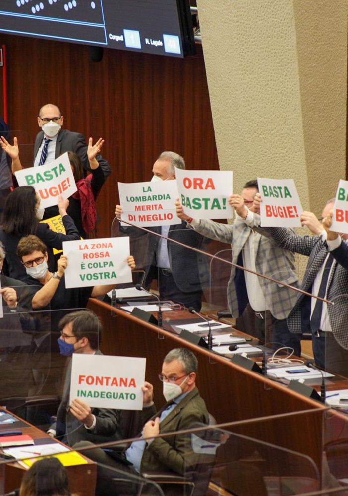 Lombardia, bagarre in consiglio regionale: espulsi cinque consiglieri dell'opposizione