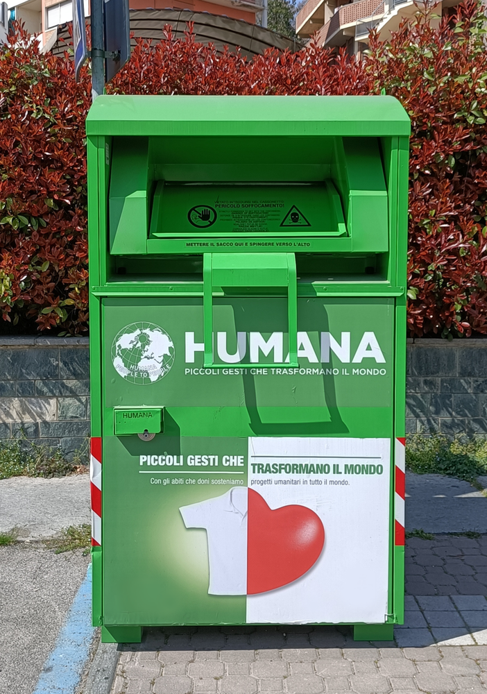 Raccolta abiti usati: risultati importanti e restyle dei contenitori a Somma Lombardo