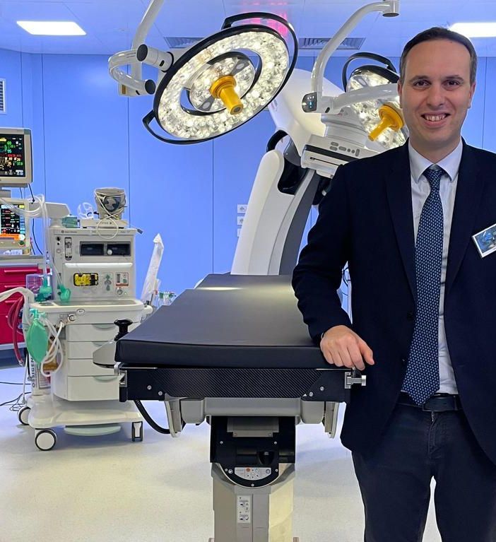 Giacomo Cosentino, Vice Presidente del Consiglio regionale e capogruppo di Lombardia Ideale, nella sala operatoria ibrida del Circolo