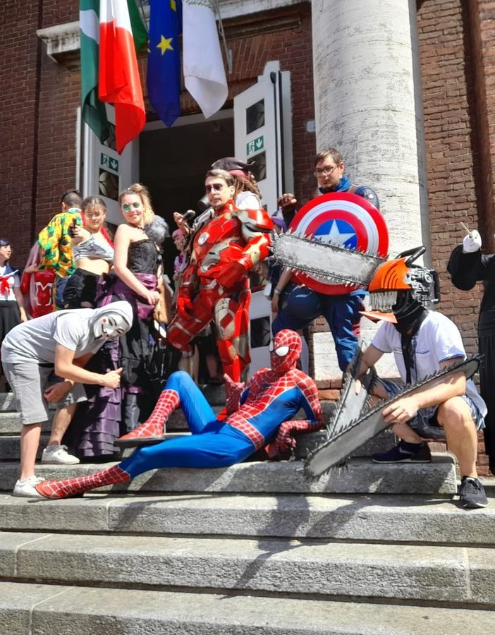 Cosplay davanti alla biblioteca, scrigno di fumetti e fantasia