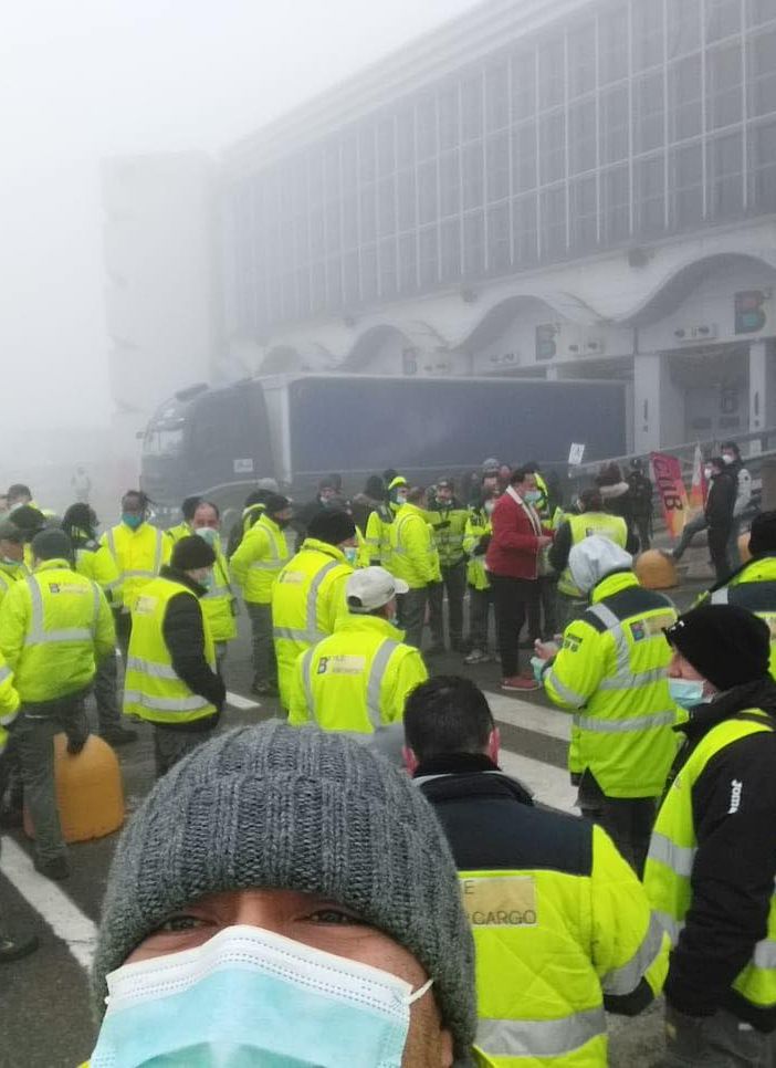 La manifestazione di protesta dei lavoratori in una foto tratta dalla pagina Facebook del Cub Trasporti Lombardia