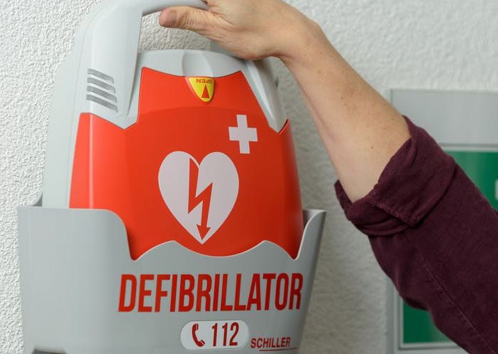 Ha un attacco cardiaco per strada e cerca l’uomo in scooter che lo ha soccorso. Lo trova grazie a Facebook