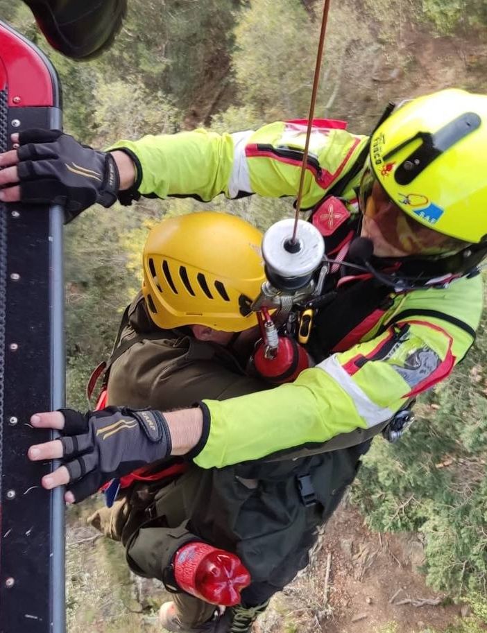 FOTO. Tre escursionisti travolti da una caduta sassi nella Bergamasca salvati dall'elicottero Drago 153 decollato da Malpensa