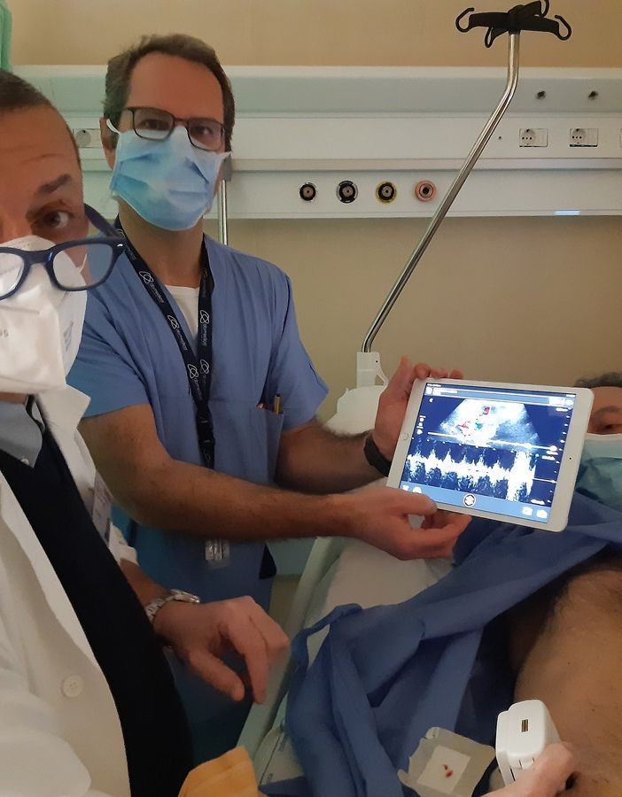 Nella foto, il Prof. Venturini e il Dott. Fontana con il nuovo ecografo mentre controllano mediante Eco Color Doppler un rene trapiantato dopo una biopsia.