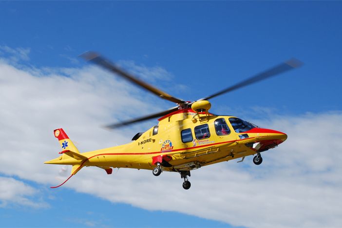Scontro tra un'auto e una moto sulla strada del Lago Maggiore: elisoccorso in volo, un ferito grave
