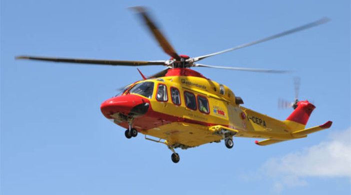 Finisce sotto un'auto a Sesto Calende, 66enne trasportato in ospedale con l'elisoccorso