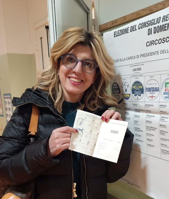 Il sindaco di Viggiù Emanuela Quintiglio al seggio (foto dalla sua pagina Facebook)