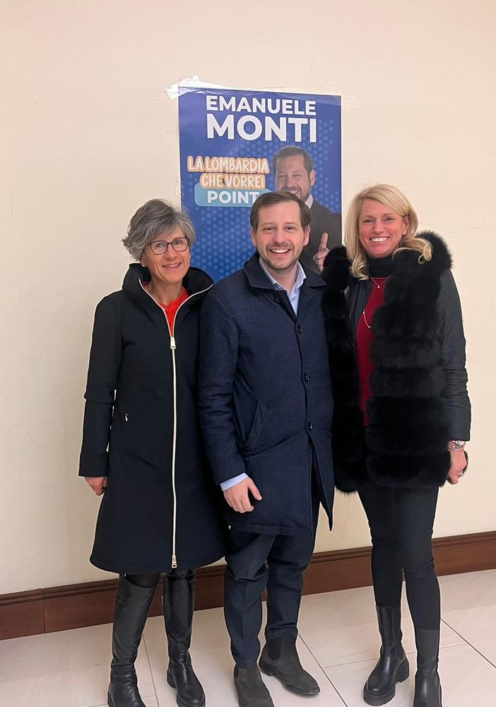 Emanuele Monti con le rappresentanti di Agesc