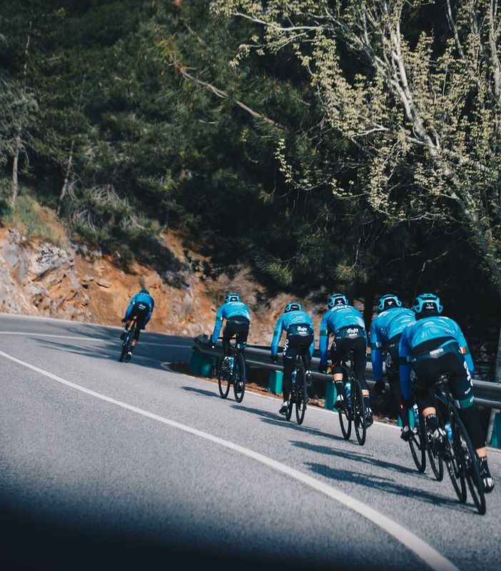 «C'è il sogno di un bambino nel nostro Giro d'Italia». Ivan Basso lancia la Eolo-Kometa ed Edward Ravasi al via della corsa rosa