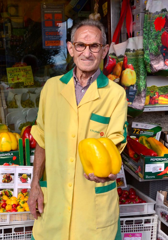 FOTO Signori, si chiude: Eugenio tira giù la cler in punta di piedi. La sua bottega alle stazioni dava colore a Varese e sapore alla vita