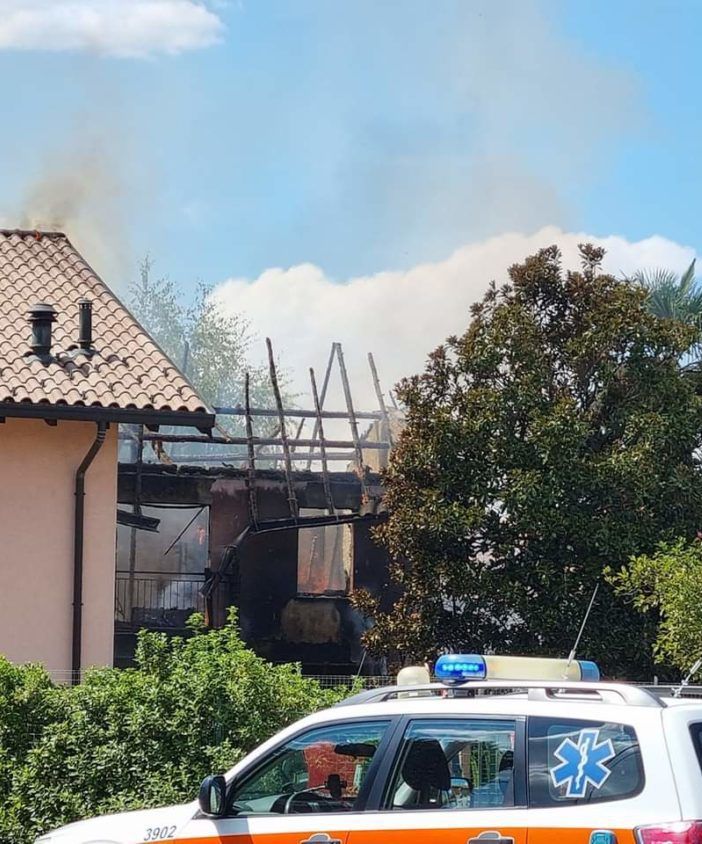 Maxi incendio a Tradate: in fiamme 3 edifici
