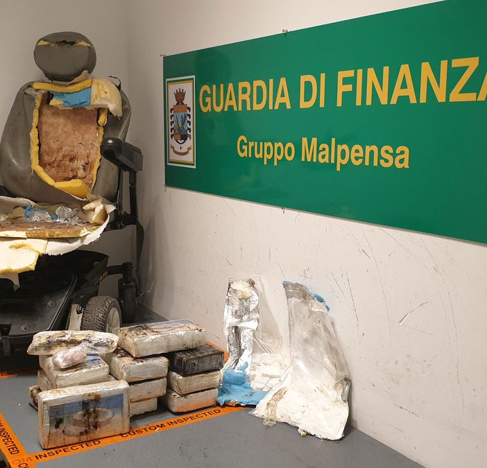 VIDEO. Malpensa, scoperto con 13 chili di cocaina nascosti nella sedia a rotelle