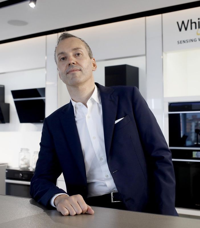 Fabio Colombo, Vice Presidente delle Risorse Umane di Whirlpool EMEA. Sotto: una delle fabbriche dello stabilimento Whirlpool di Cassinetta