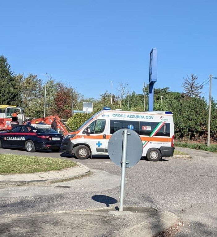 I soccorritori sul luogo del rinvenimento del giovane ferito (foto da ilSaronno.it)