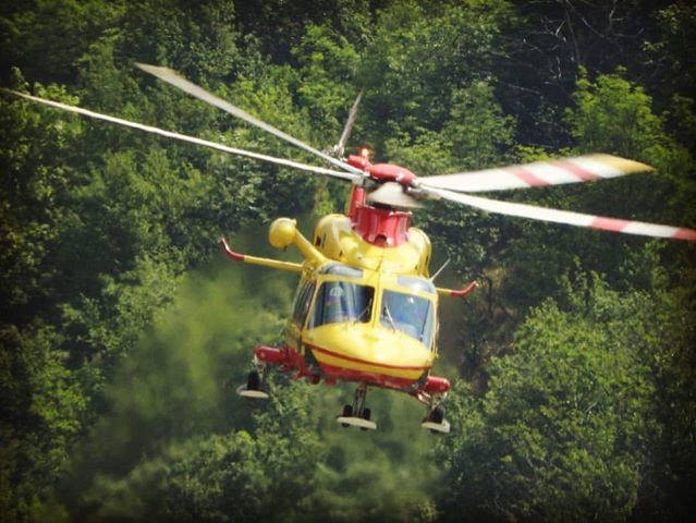 Auto fuori strada sulla Provinciale a Cuvio: elisoccorso in volo, diciottenne ferito