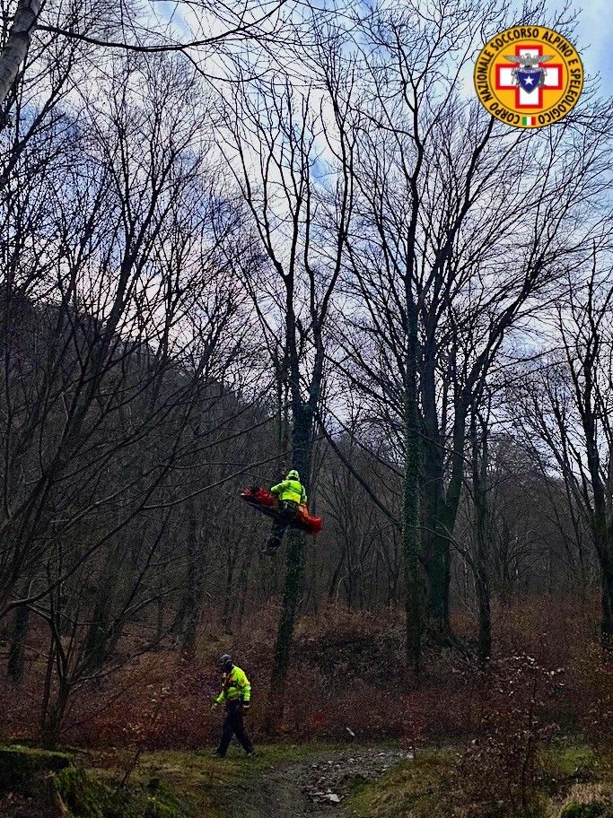 FOTO. Cade mentre fa downhill nei boschi di Orino, recuperato dal Soccorso Alpino e trasportato in ospedale in elicottero