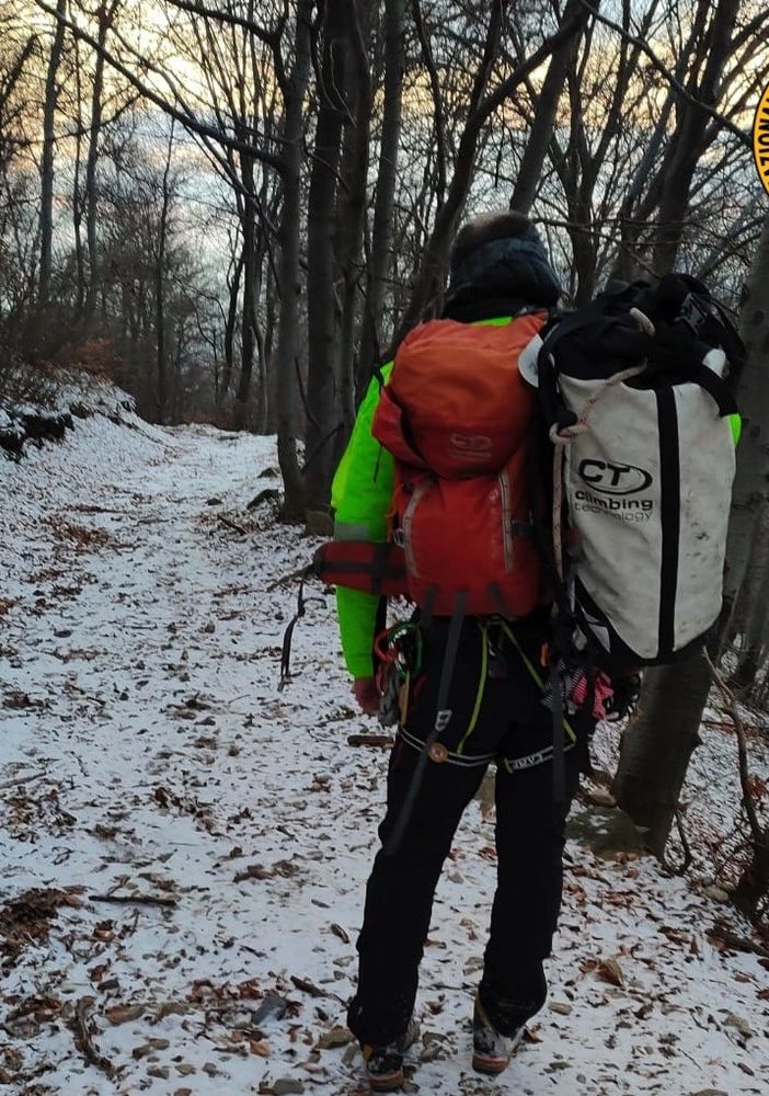 Escursionista cade nei boschi e si ferisce: a Marzio intervengono Soccorso alpino ed elicottero dei vigili del fuoco
