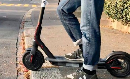Ragazzo trovato sdraiato sulla strada. Malore? Incidente? No, troppo ubriaco per guidare... il monopattino