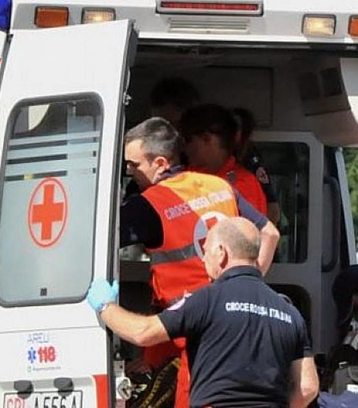 Operaio colpito da un macchinario in fabbrica: è grave